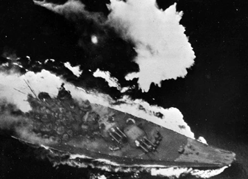 図1 米軍機の攻撃を受ける戦艦大和 （Wikipediaより）
